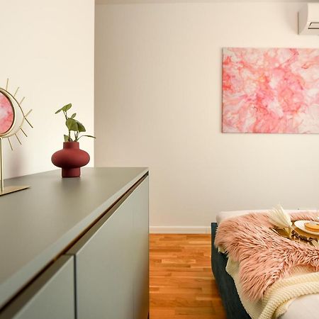 Eye Candy Romexpo 2-Bedroom With Free Parking Bucharest Exterior photo